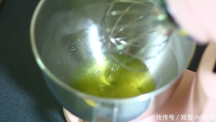 炎热的夏天,来一份酸酸甜甜的百香果慕斯,解暑又开胃!