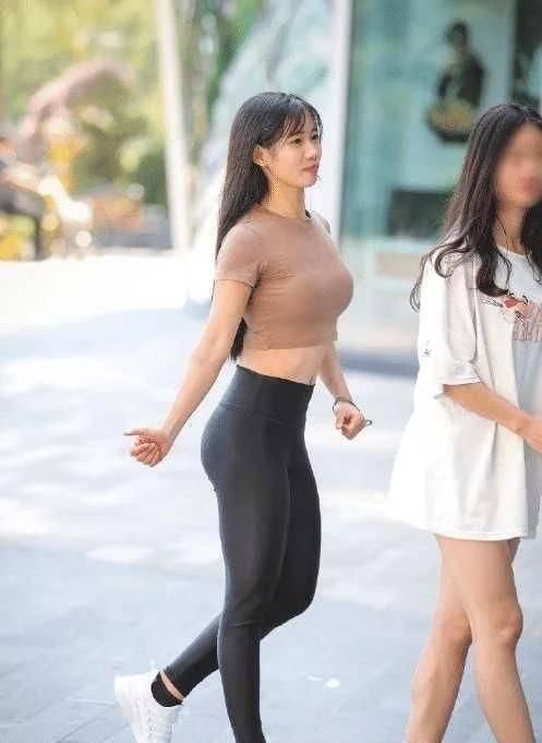 上身|宽胯的打底裤美女,巧妙的避免了“大象腿”的尴尬