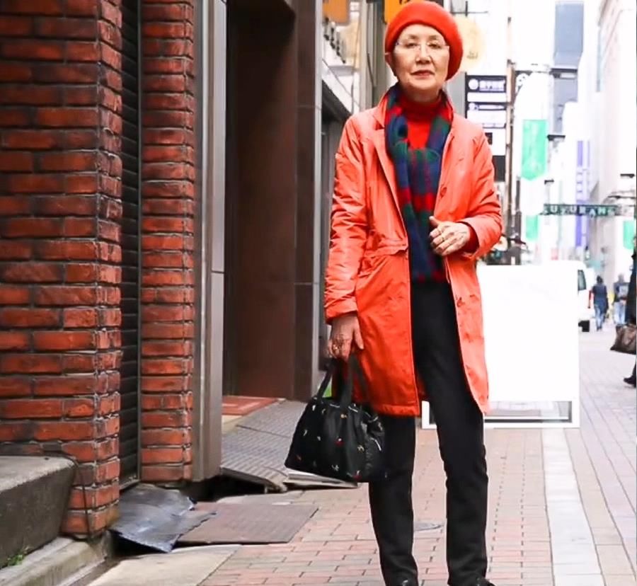 女人过了60岁，别总穿一身黑！瞧日本主妇这样搭，时髦又优雅