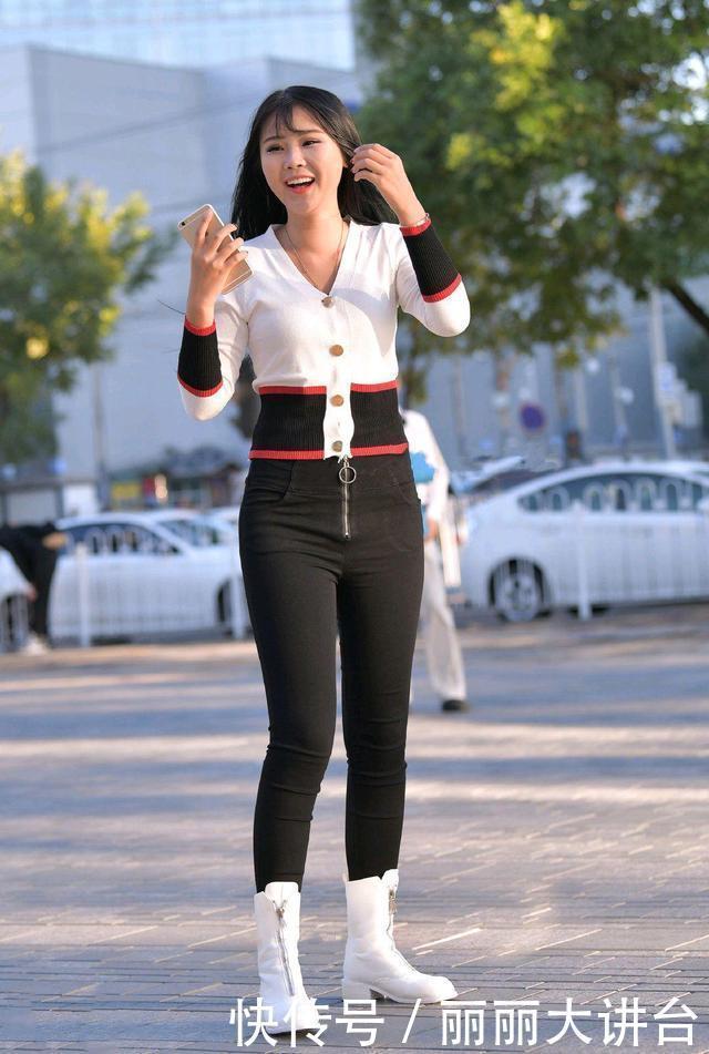 时尚穿搭白色开衫上衣搭配黑色牛仔裤+马丁靴