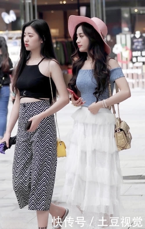  蕾丝|时尚辣妈一字肩配蕾丝裙，满满度假风，温柔生动超吸睛