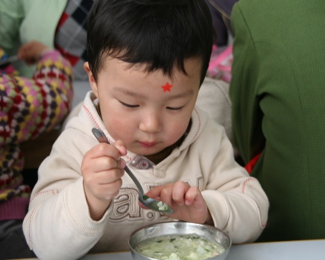 积食|孩子因喝水导致积食,儿科医生给孩子喝水,要避开这3个时间