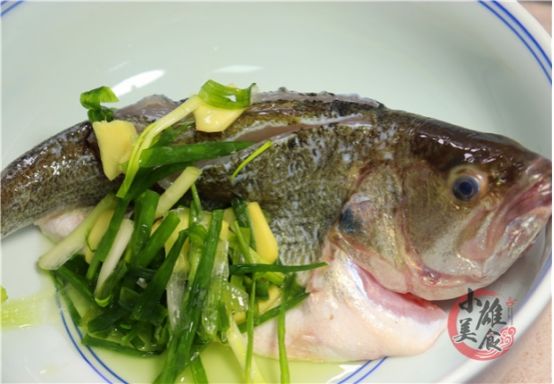 清蒸鲈鱼时,牢记“2不放,加3样”的秘诀,鱼肉嫩白,鲜甜无腥味