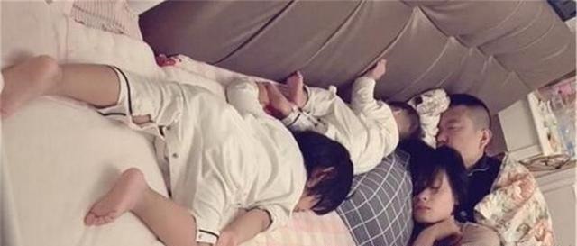 宝妈|一家四口“睡姿”走红,看似温馨网友却批评:这样带孩子不合格