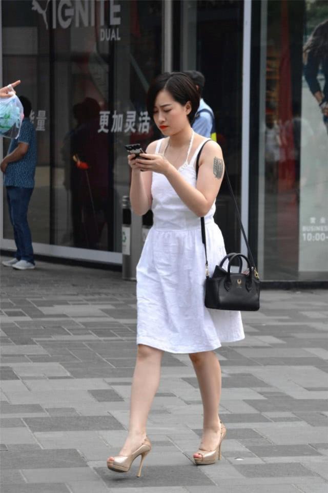 街拍:雪肤花貌的美女,身穿吊带连衣裙,时尚达人气质十足