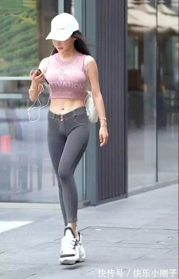 穿搭 牛仔裤的潮流风尚,穿出了无痕裤效果,紧致修身显腿长