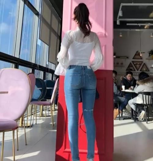  女孩|美女穿搭：牛仔裤与打底衫的美搭，展现女孩的青春活力