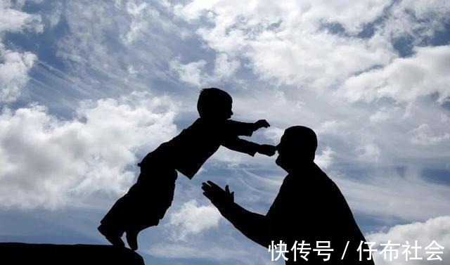 弟弟|宝妈把儿子交给弟弟带一天,弟媳发来视频,宝妈:难为你了,弟弟