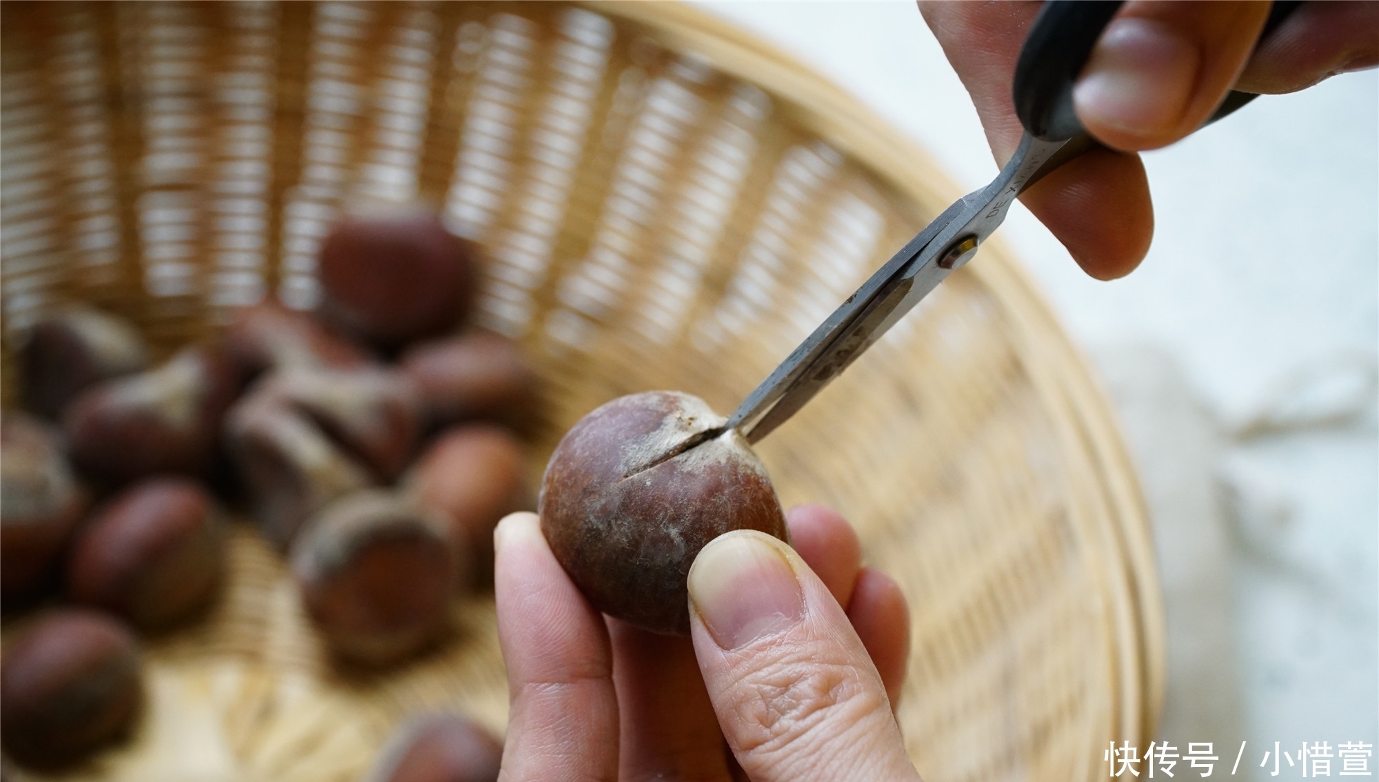 教你巧剥板栗,一撕一挤就出来,几分钟剥一堆,干净完整不伤手