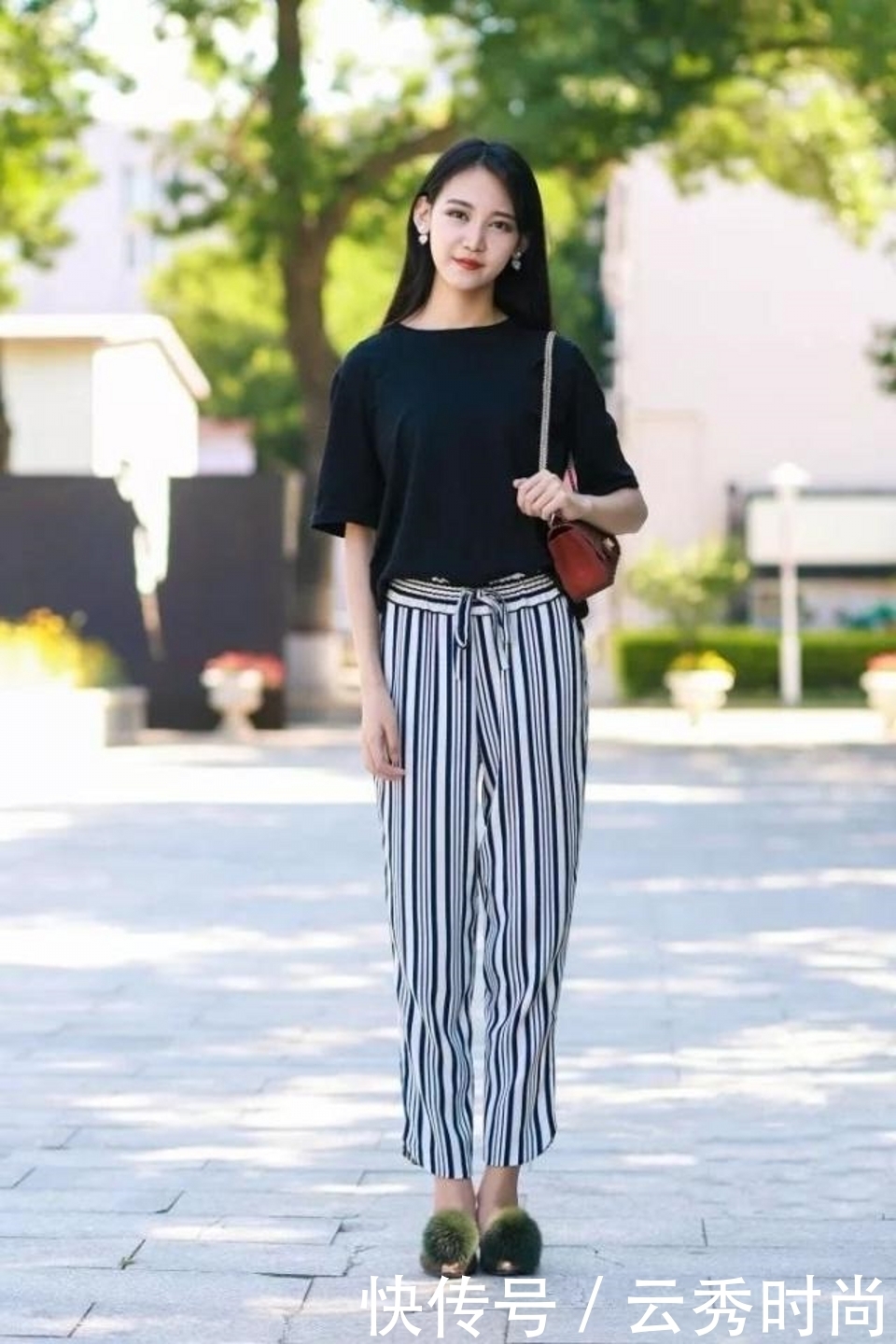 十足|美女黑白条纹的休闲裤搭配黑色短袖,青春活力感十足