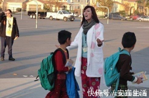 嫌弃|宝妈特意买“新衣”去开家长会，却被班主任嫌弃回去换一件再来