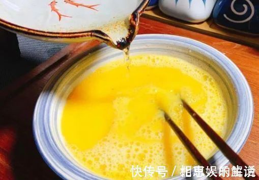 蒸鸡蛋羹,做法讲究,牢记2放3忌,保证蛋羹嫩滑无气孔