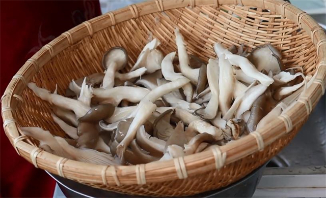 油锅|炸蘑菇时,不要着急下油锅炸,教你这样做才越吃越香,回味无穷
