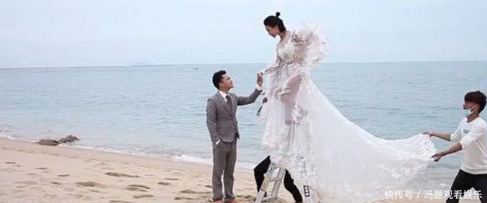新婚情侣拍婚纱照,新娘站梯子上模仿天使下凡,看到成品后退钱!