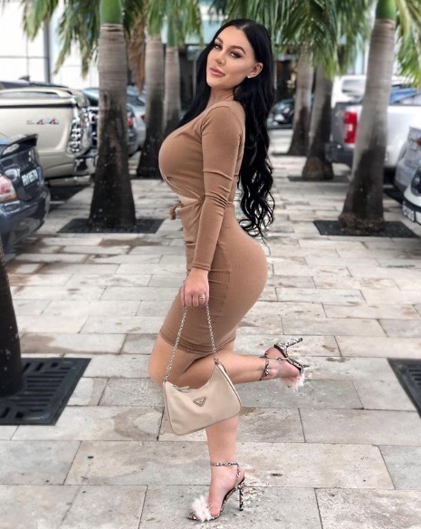 模特|她是132斤的大码模特，妖艳身材，让无数男人拜倒在她的包臀裙下