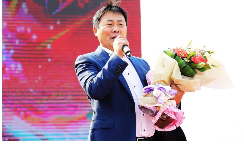 笛子|他假冒農(nóng)民在星光大道一夜成名，如今住豪宅娶嬌妻，過的比蜜甜