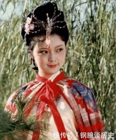 卑贱|孤儿寡母,出生卑贱,宝钗凭啥稳坐宝二奶奶位置? 她身边有何高人