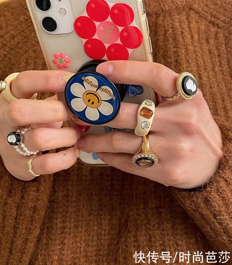 看到Jennie晒手上的戒指，终于找到原因了