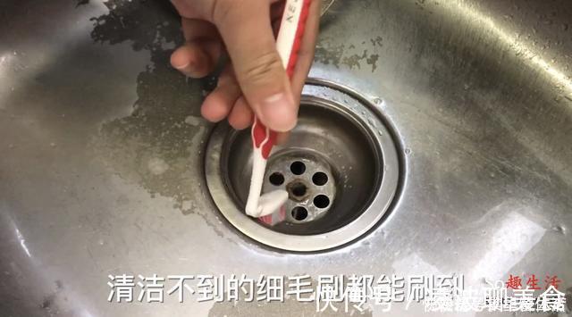 缝隙|两根旧牙刷绑一起，解决了不少人困扰的难题，抓紧提醒家人还不迟