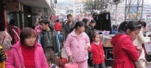 放学|“睡衣妈妈”接孩子放学火了,坚持自我拒悔改:我有穿衣自由