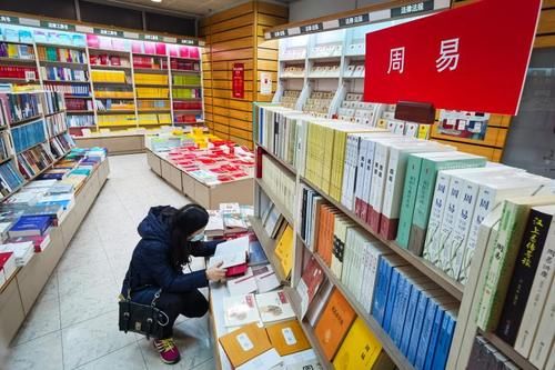 中年|这个春节假期，有些青年在上海书城席地而坐，在书香中度过……