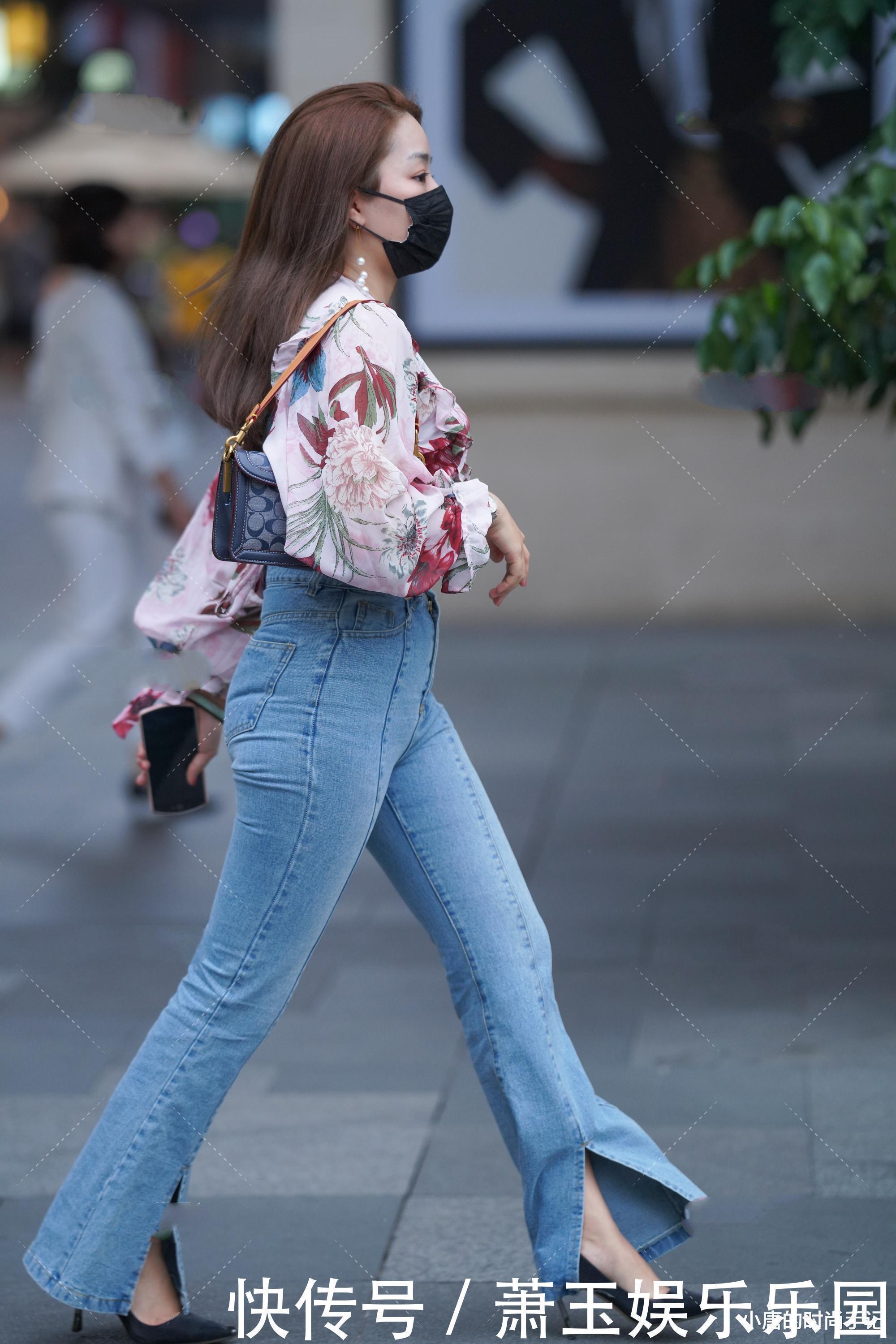 纯色 大印花雪纺衫,穿搭小开叉喇叭裤,雍容华贵成熟大气