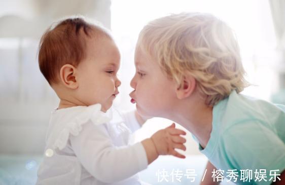 俊俊|2岁哥哥想抱弟弟却抱不动,接下来做的事把妈妈萌化了,好可爱