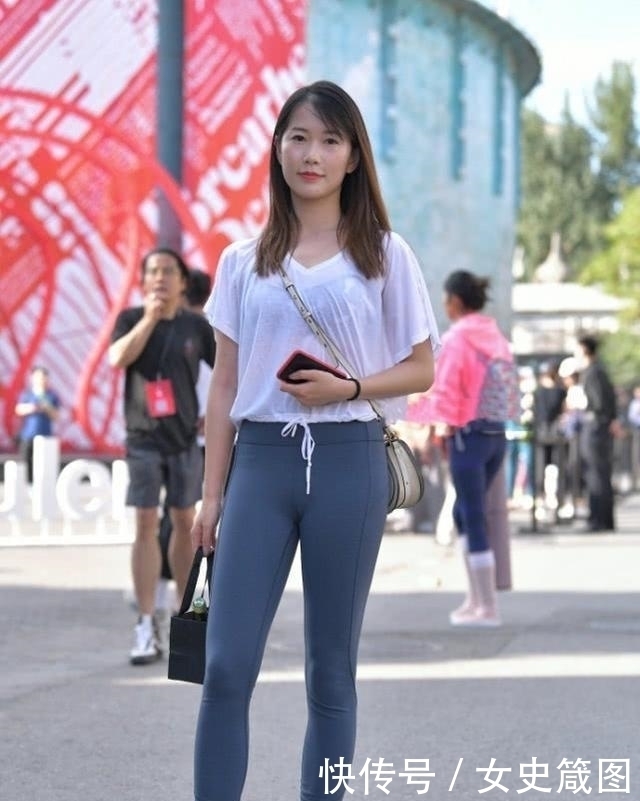 妹子|打底裤没有束缚感,都市妹子穿起来十分利落