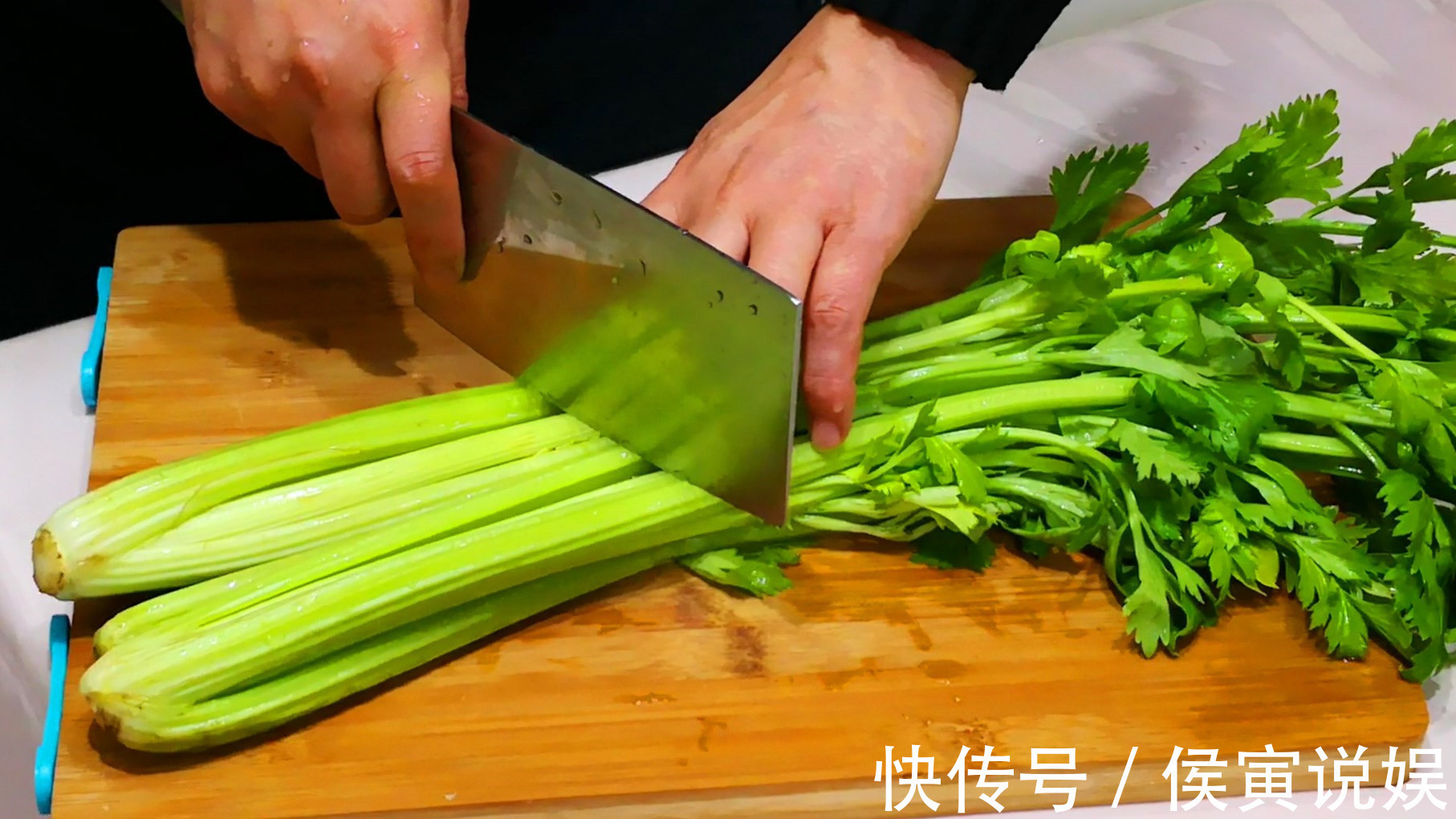 肉丝|炒芹菜,记住“3要点”,炒出的芹菜脆嫩爽口味道正,好吃不塞牙