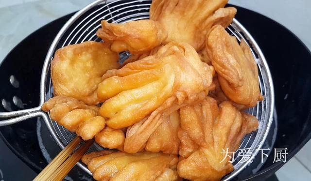 炸麻花，记住不要直接下锅炸，诀窍告诉你，麻花香酥焦脆，不油腻