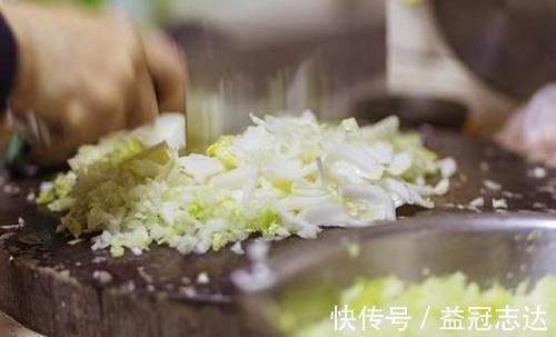 调饺子馅时，记得多加2种水，很多人不懂，难怪饺子不鲜也不香