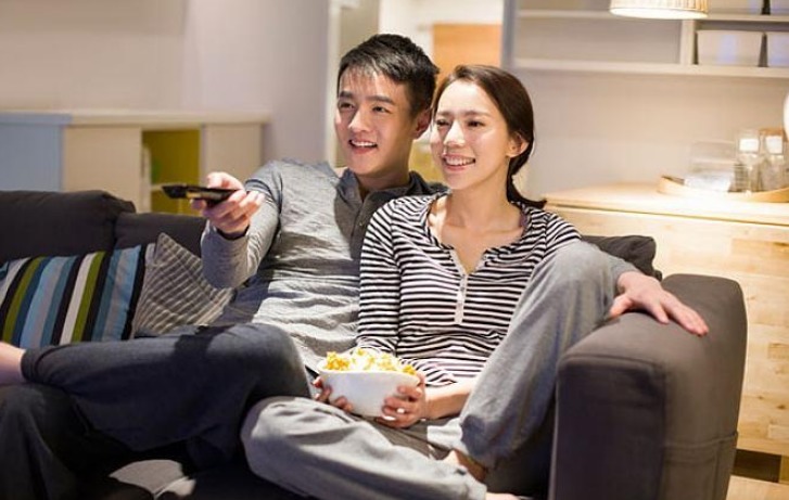 印度姑娘!印度姑娘在中国同学家中做客,坦言太穷了,连大彩电都没有