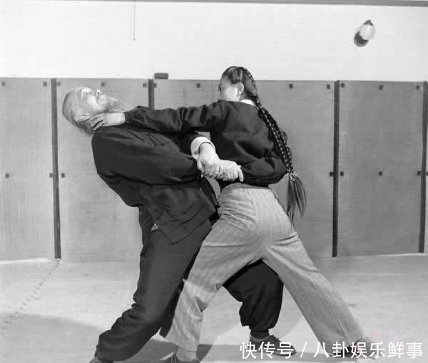 年轻|罕见民国老照片：年轻时的蒋介石一脸正气，图4女子穿旗袍很美！