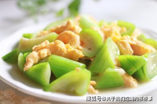 蒜片|炒丝瓜时，先倒油是大错，厨师长教你2招，脆嫩爽口，翠绿不变黑