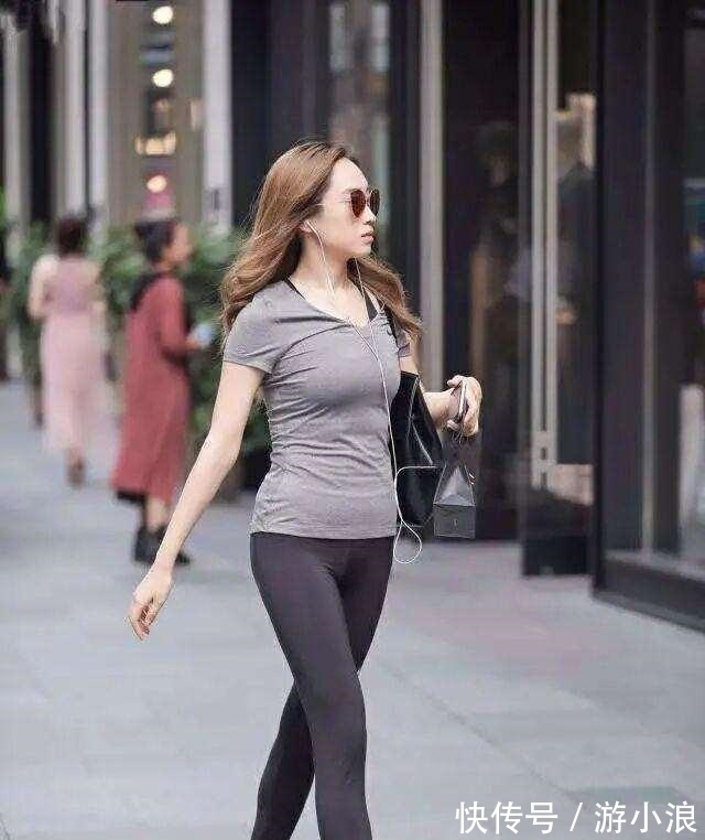 高跟鞋 姣好的容颜搭配一条温柔的瑜伽裤,把身姿的美感放大,简约优美