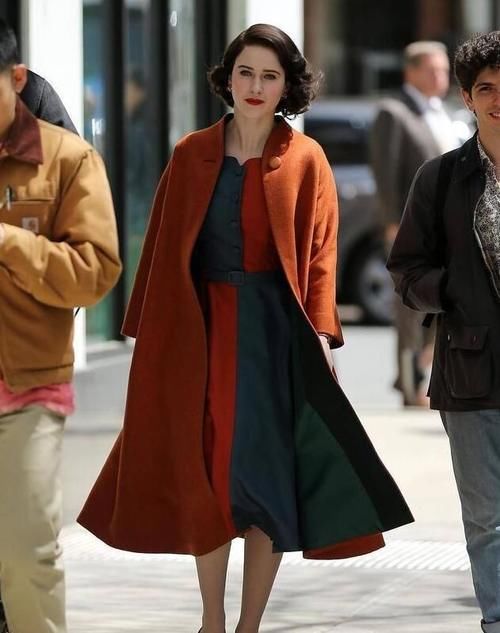 连衣裙|夫人把“大衣”带火了,配裙装保暖又显高,太会穿!