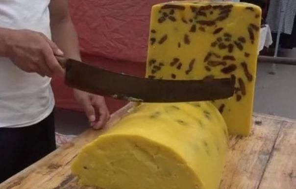 不常见|男子卖“切糕”30元1斤,路人嫌贵不想买,食客笑他们“眼拙”