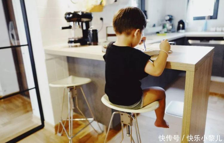 右手|为什么有的孩子是“左撇子”，究竟是聪明还是发育障碍？答案在这