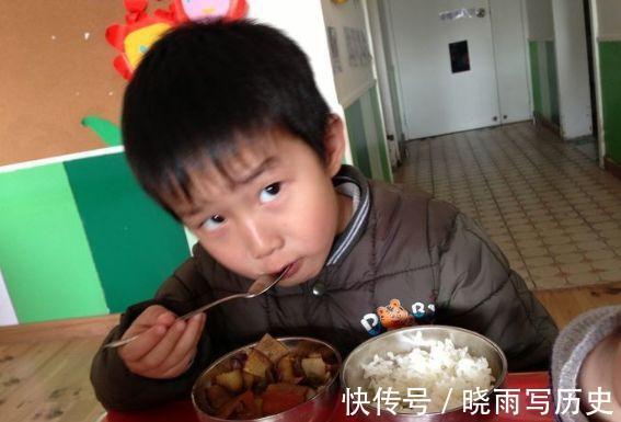 闺蜜|11岁男孩身高发育停滞,医生直言:2物太伤脾,娃爱吃或难长