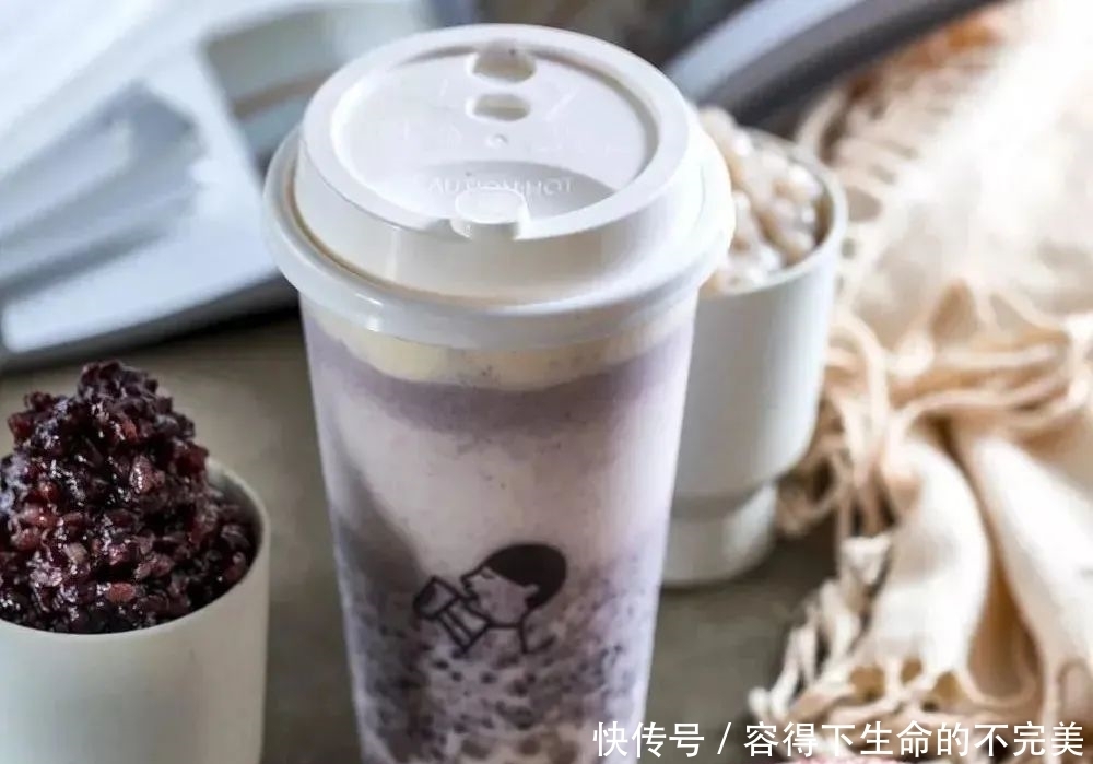 李雪琴:喝奶茶像吃大米饭?可年轻人就好这口“八宝粥”!