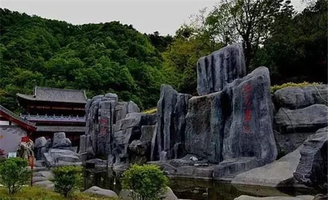 这座寺庙有点危险，四面悬崖，“坚强”屹立400年不倒