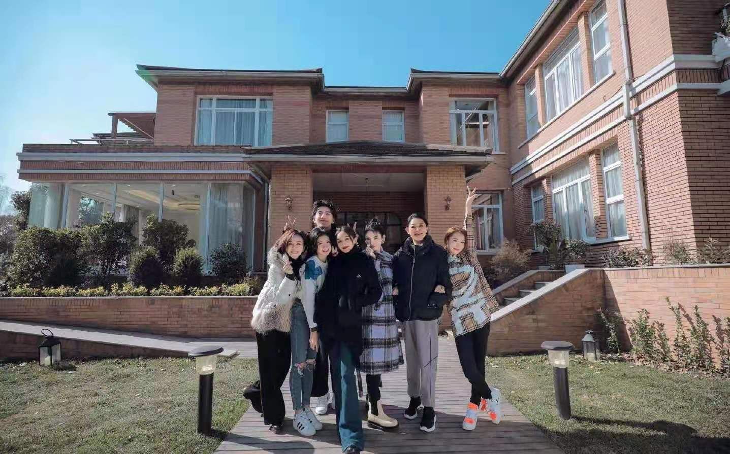 黄奕参加婚恋综艺节目，节目组首播就出洋相，素人嘉宾又翻车