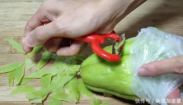 倒入|佛手瓜最健康的吃法,不煮汤不炒肉,出锅又香又下饭,真解馋