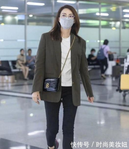 上下身 被霍汶希的身材惊艳到,穿灰色修身连衣裙,身材、气质不输女明星