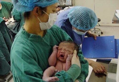 小李|十月怀胎,孕妇产下“雪人”宝宝,宝爸都被宝宝外貌吓到了