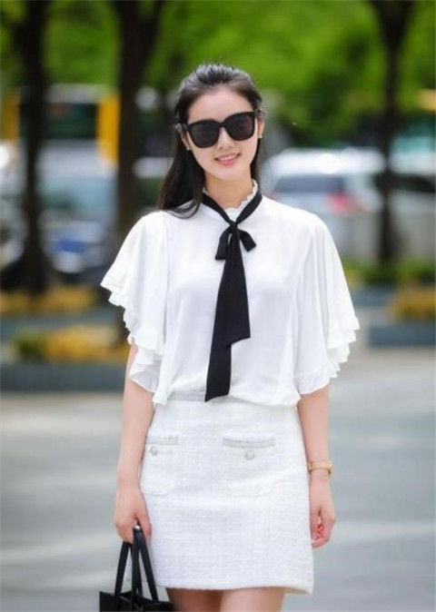 包臀裙|街拍金黄卷发的双胞胎姐妹,同款连衣裙,颜值同时爆表