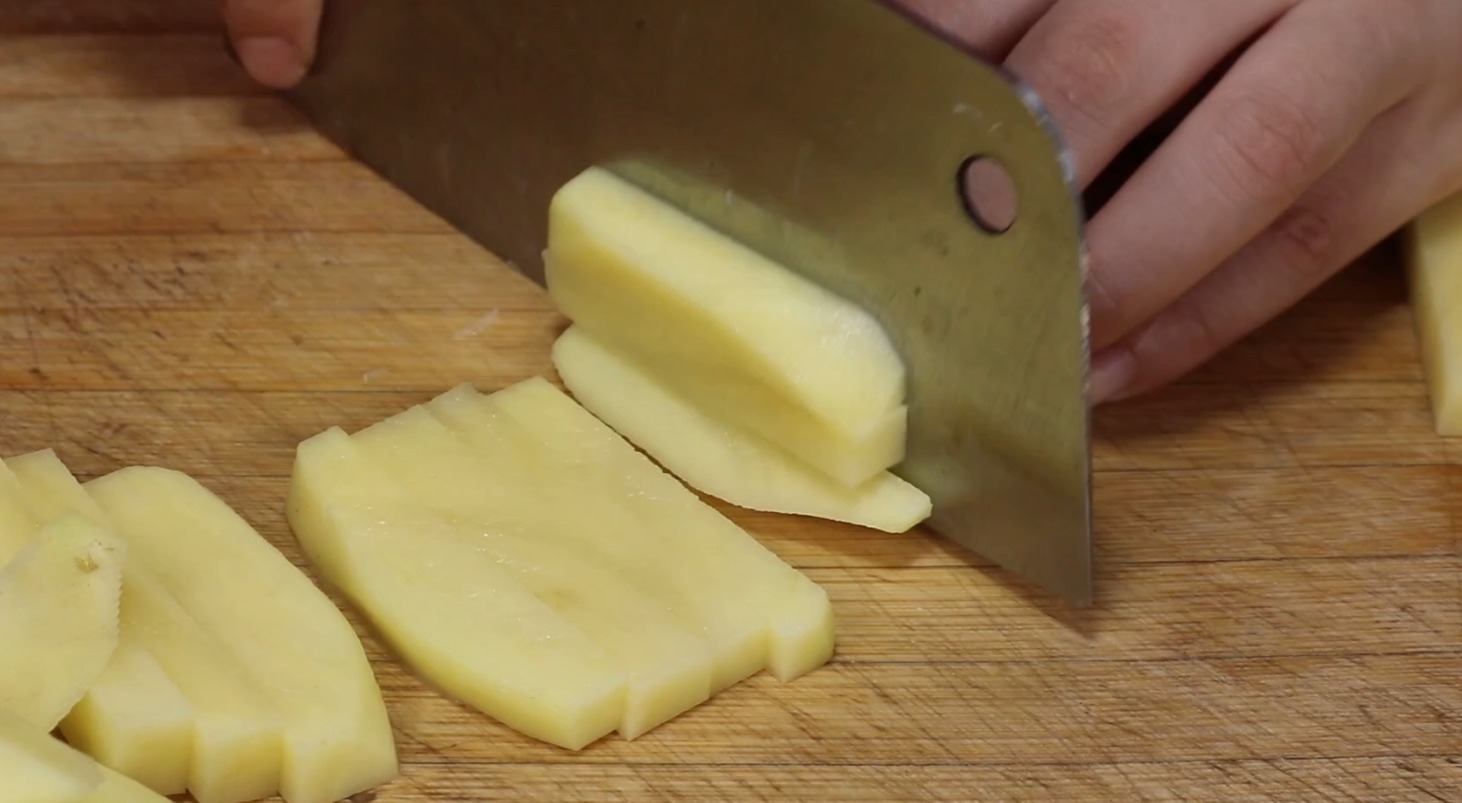 土豆切成条放冰箱里，太厉害了，老保姆拿手绝活，比外面买的香