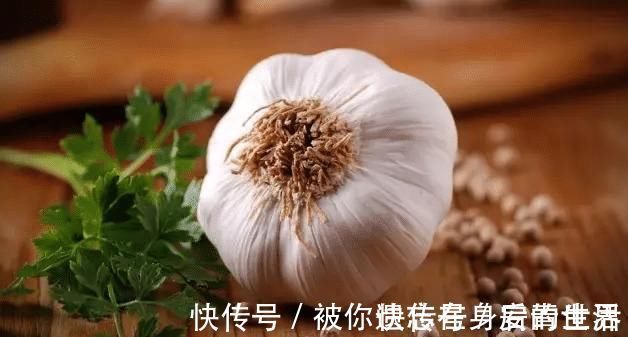 保存大蒜,别再放冰箱了,教你一个实用土方法,不发芽保存时间长