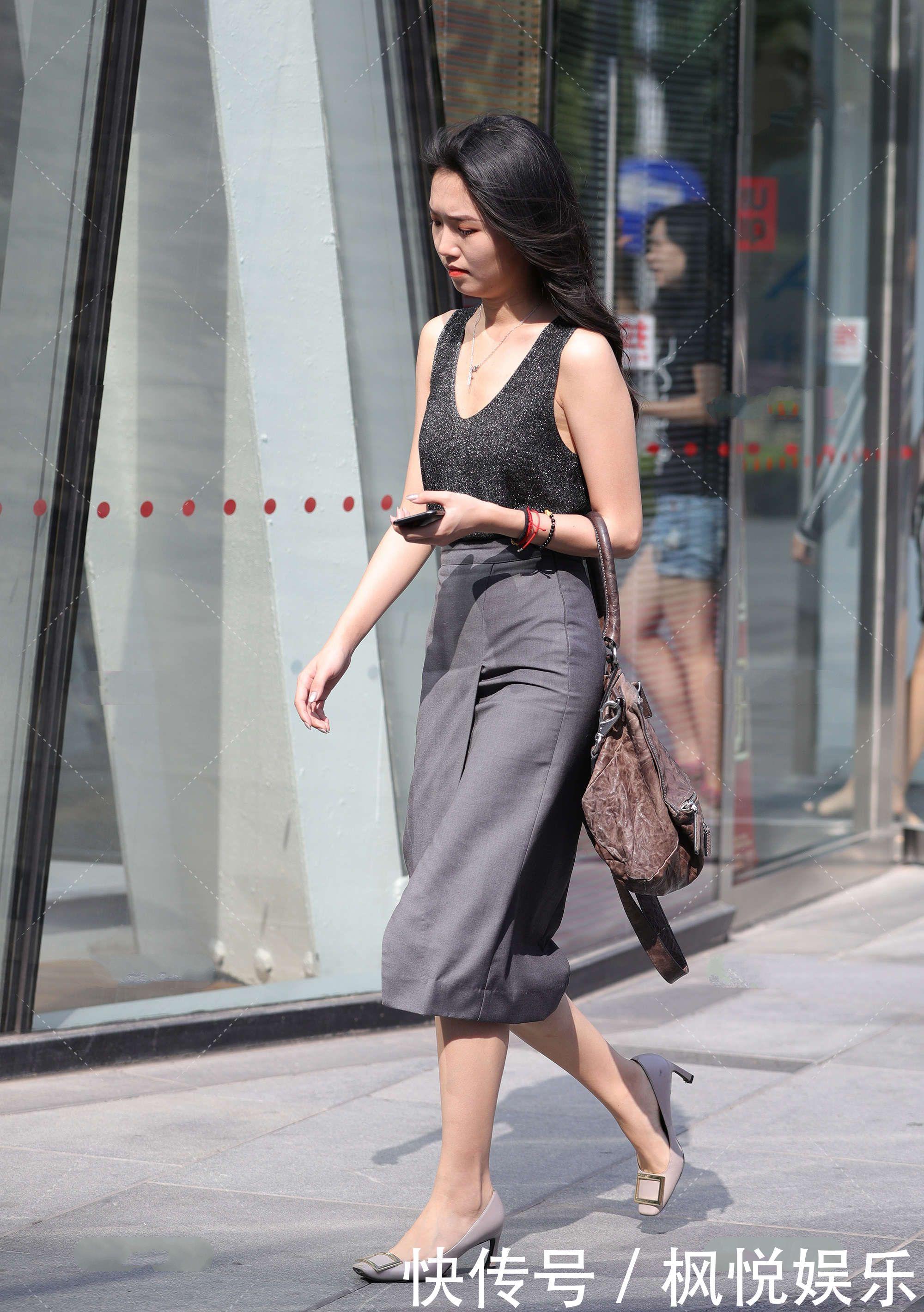 无袖背心和裙子的碰撞,成熟又显气质,配上高跟鞋就很好看