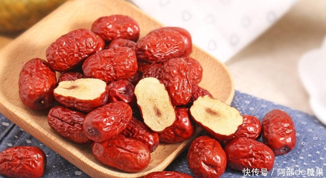  喝一杯|红枣和它一起泡，睡前喝一杯，气血好了，不失眠了，甩掉大肚腩